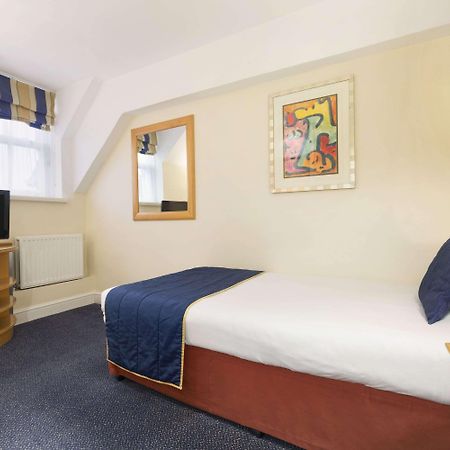 Ramada Crawley-Gatwick Hotel Bagian luar foto