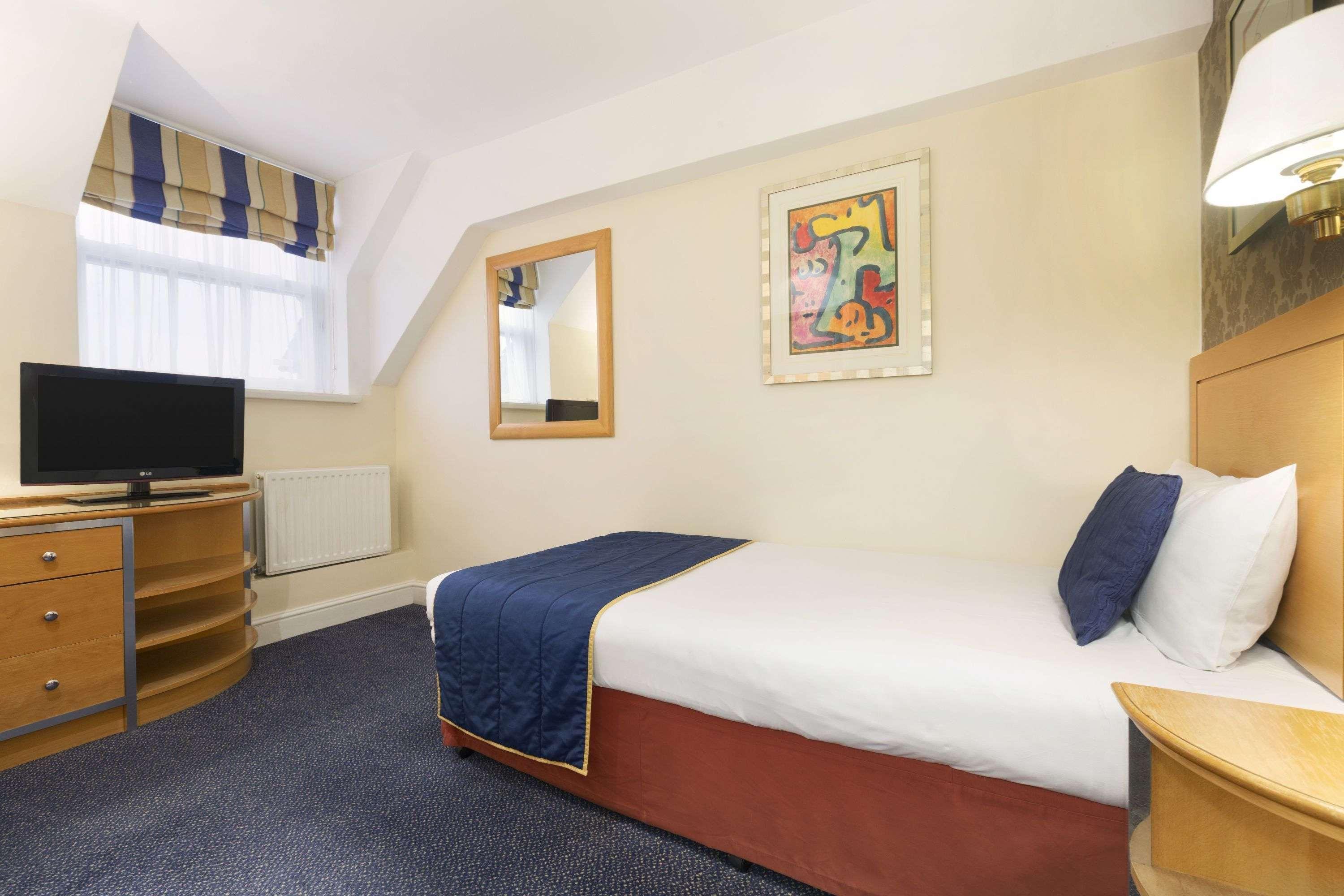 Ramada Crawley-Gatwick Hotel Bagian luar foto