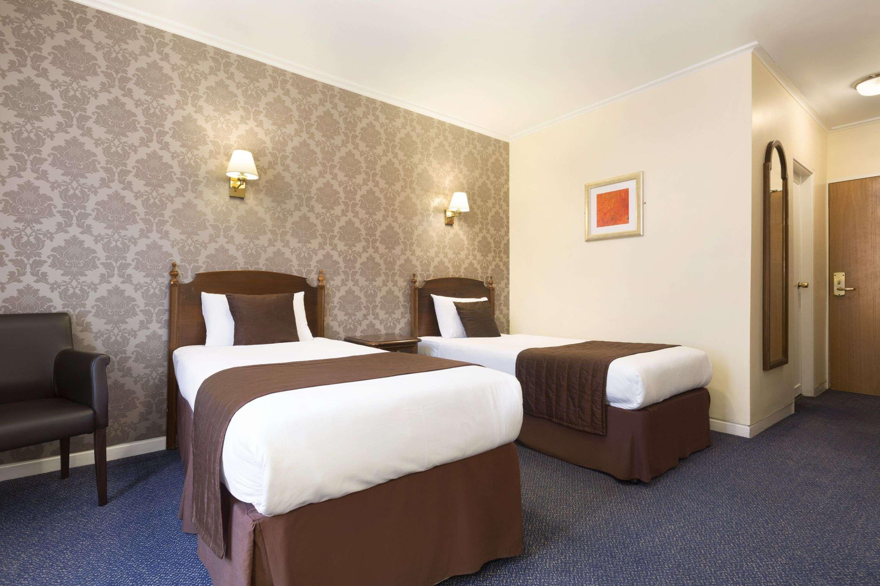 Ramada Crawley-Gatwick Hotel Bagian luar foto