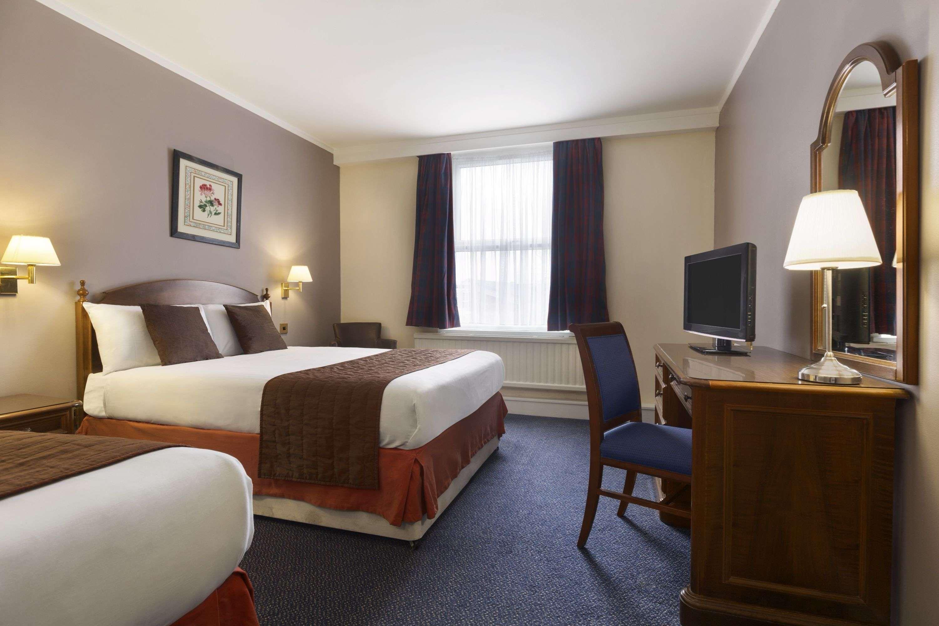 Ramada Crawley-Gatwick Hotel Bagian luar foto