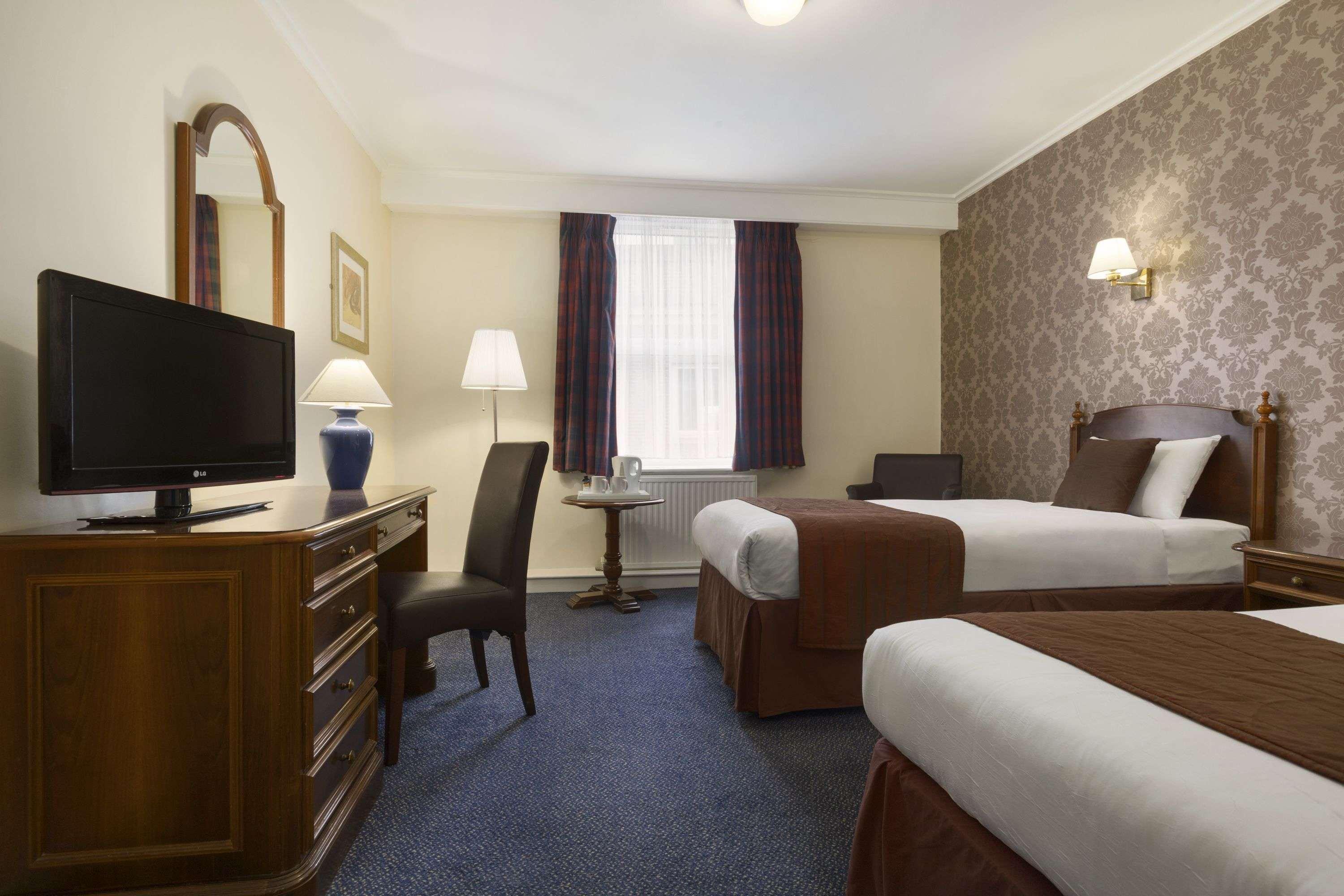 Ramada Crawley-Gatwick Hotel Bagian luar foto