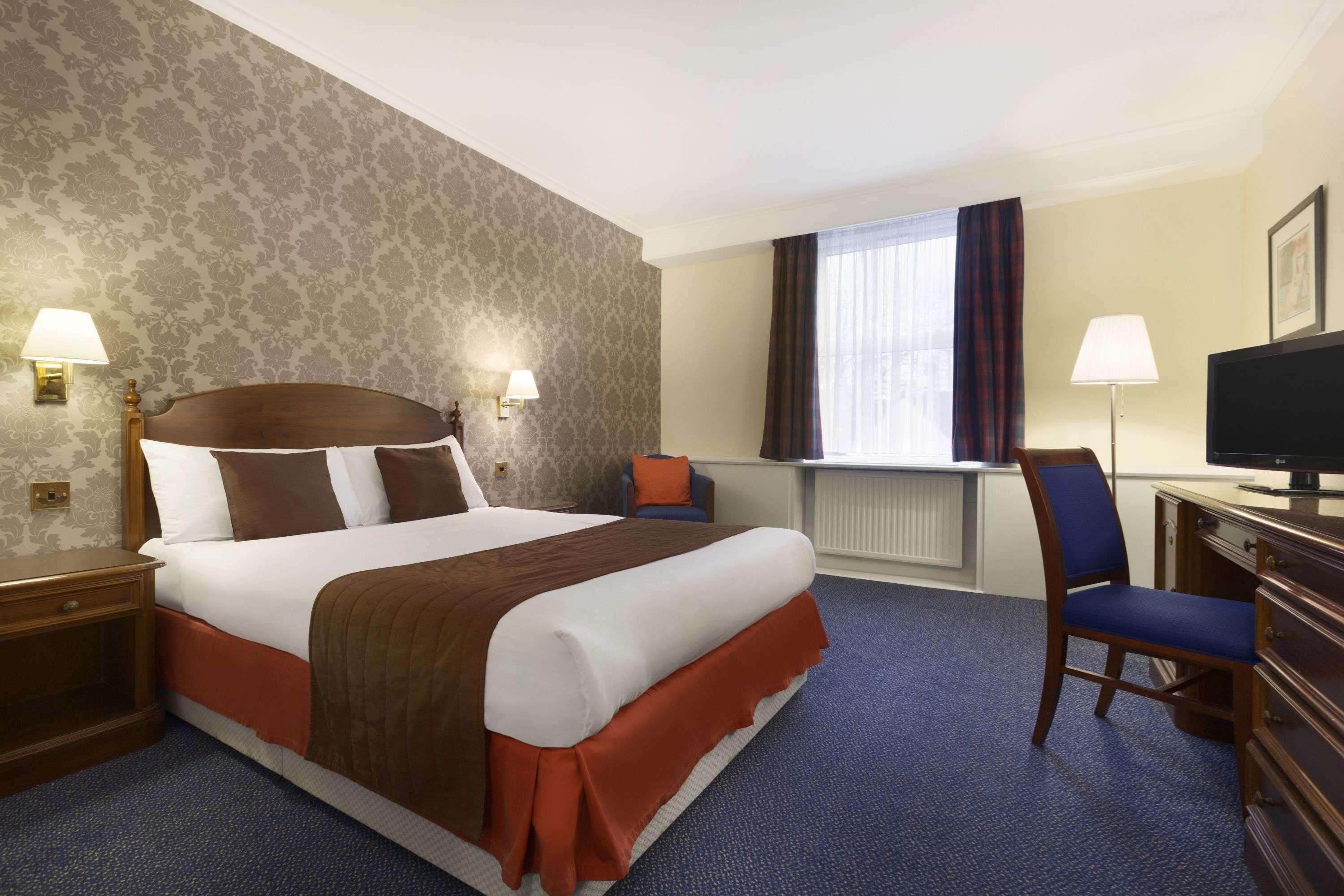 Ramada Crawley-Gatwick Hotel Bagian luar foto