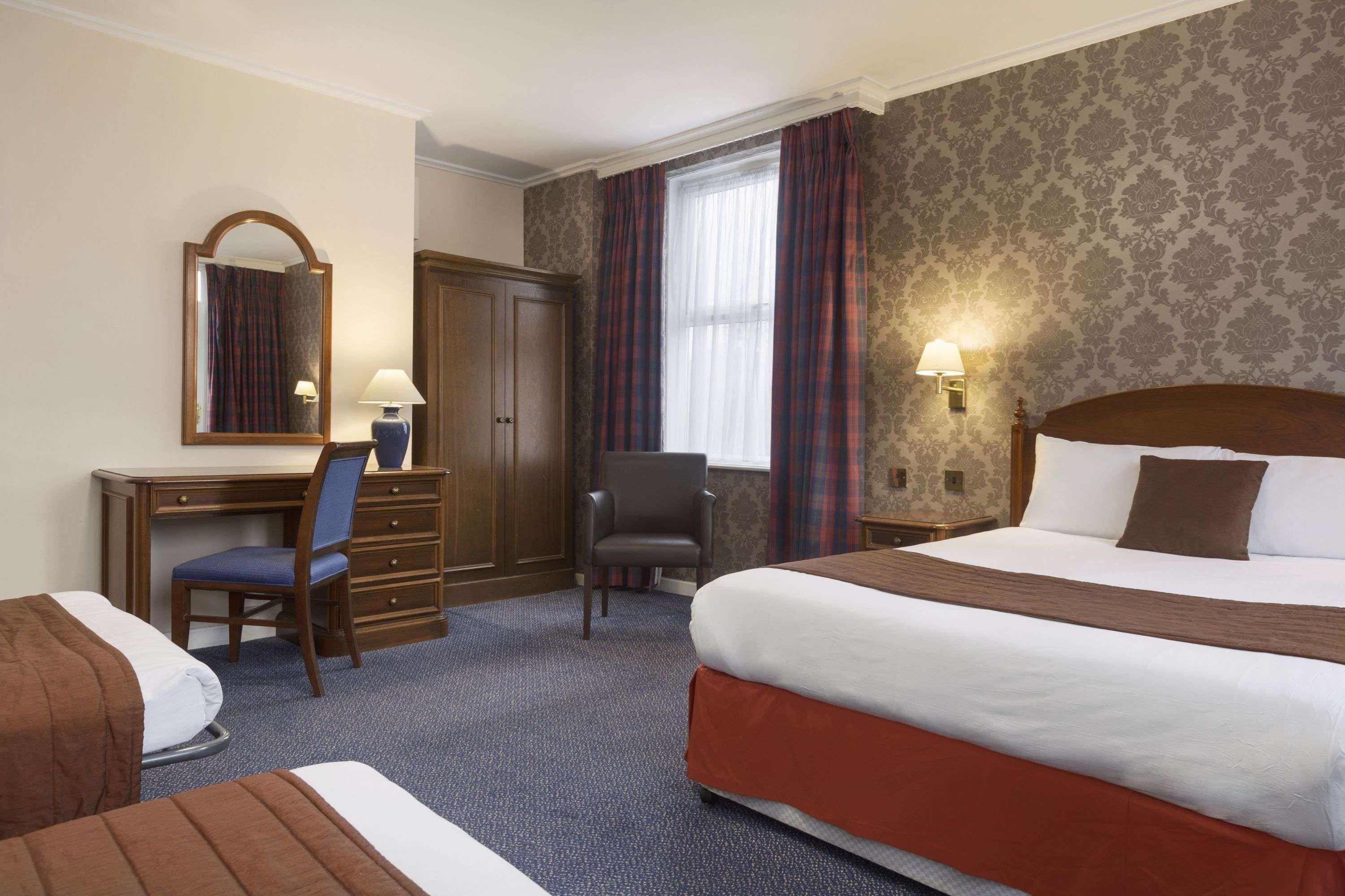 Ramada Crawley-Gatwick Hotel Bagian luar foto