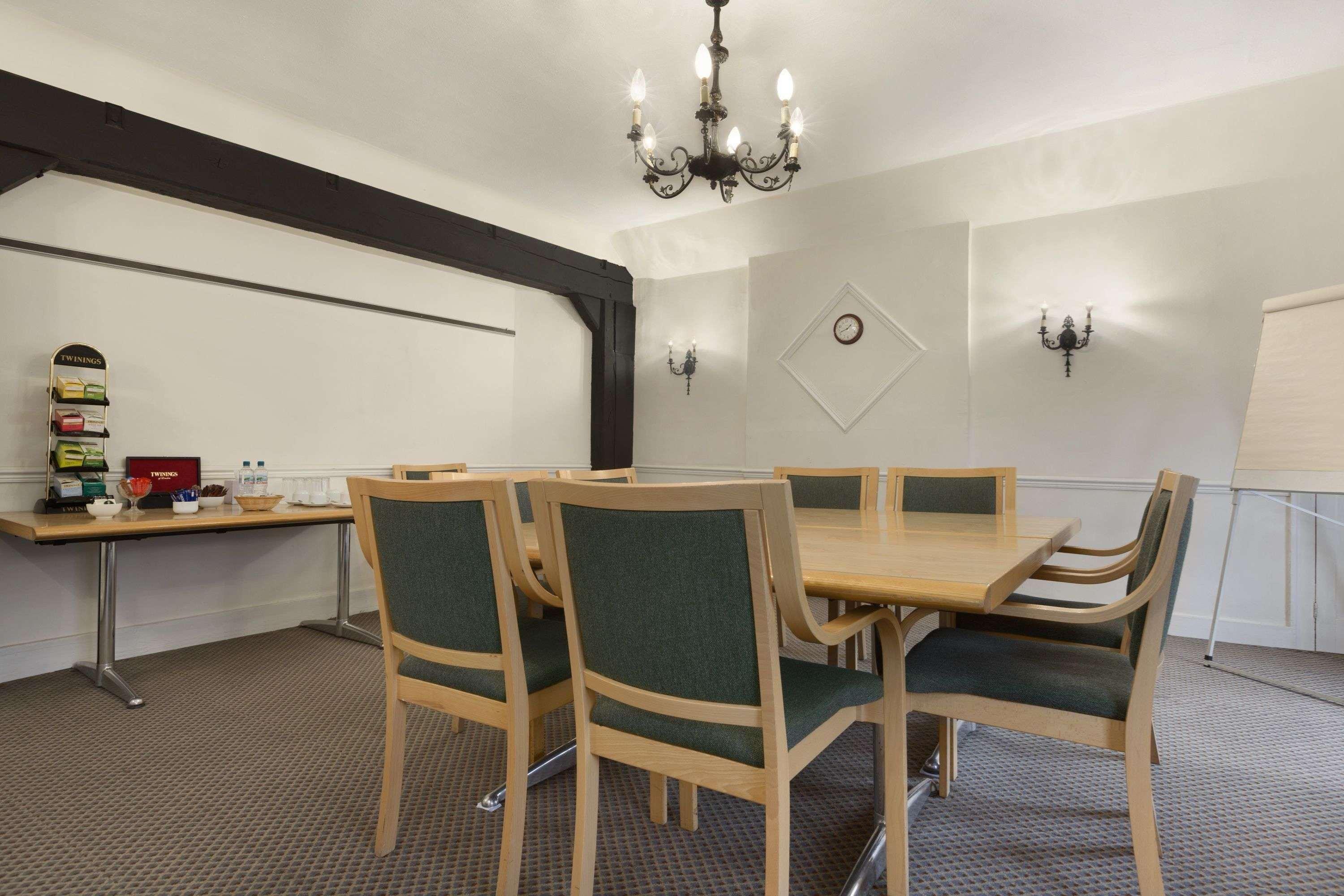 Ramada Crawley-Gatwick Hotel Bagian luar foto