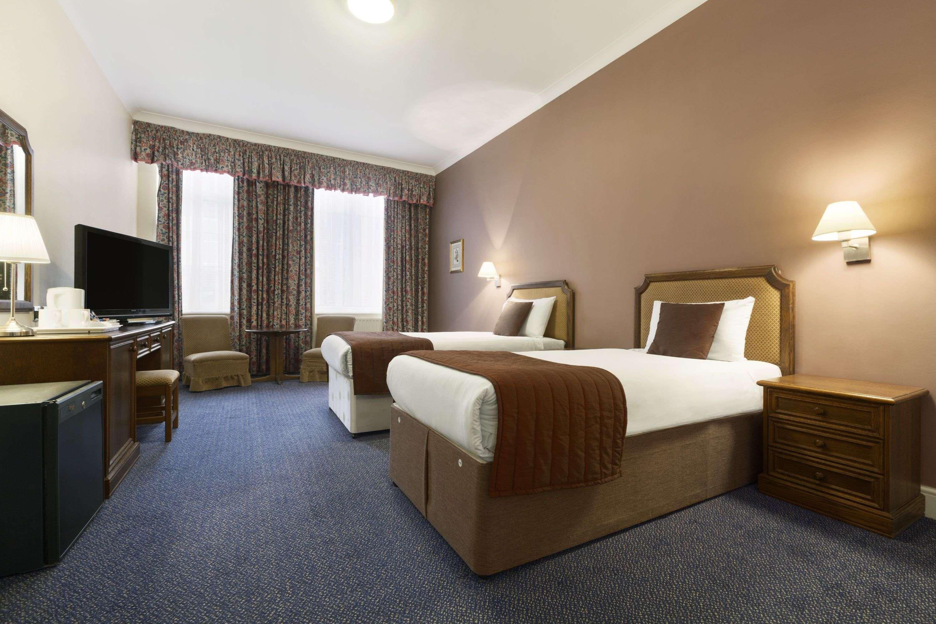 Ramada Crawley-Gatwick Hotel Bagian luar foto