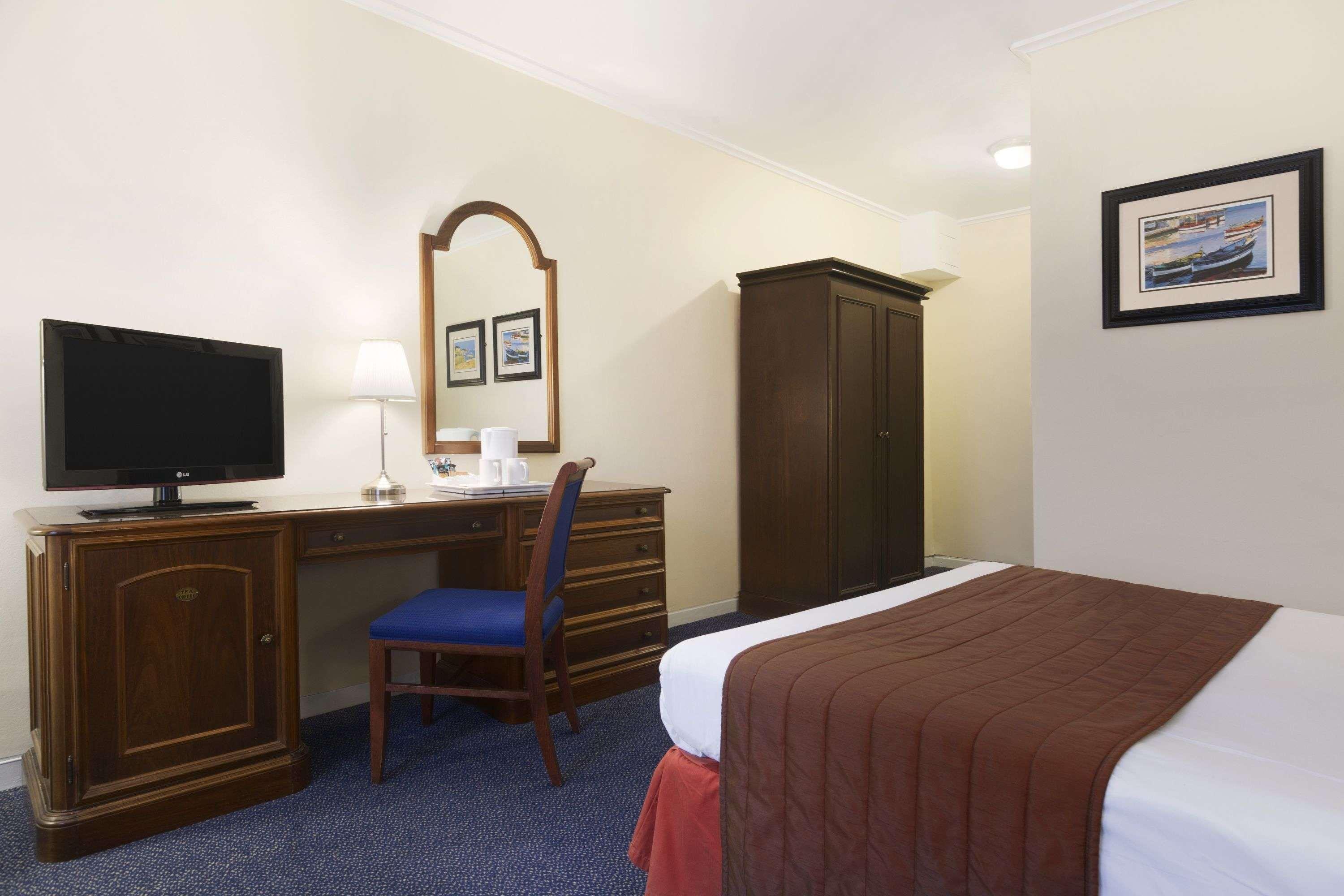 Ramada Crawley-Gatwick Hotel Bagian luar foto