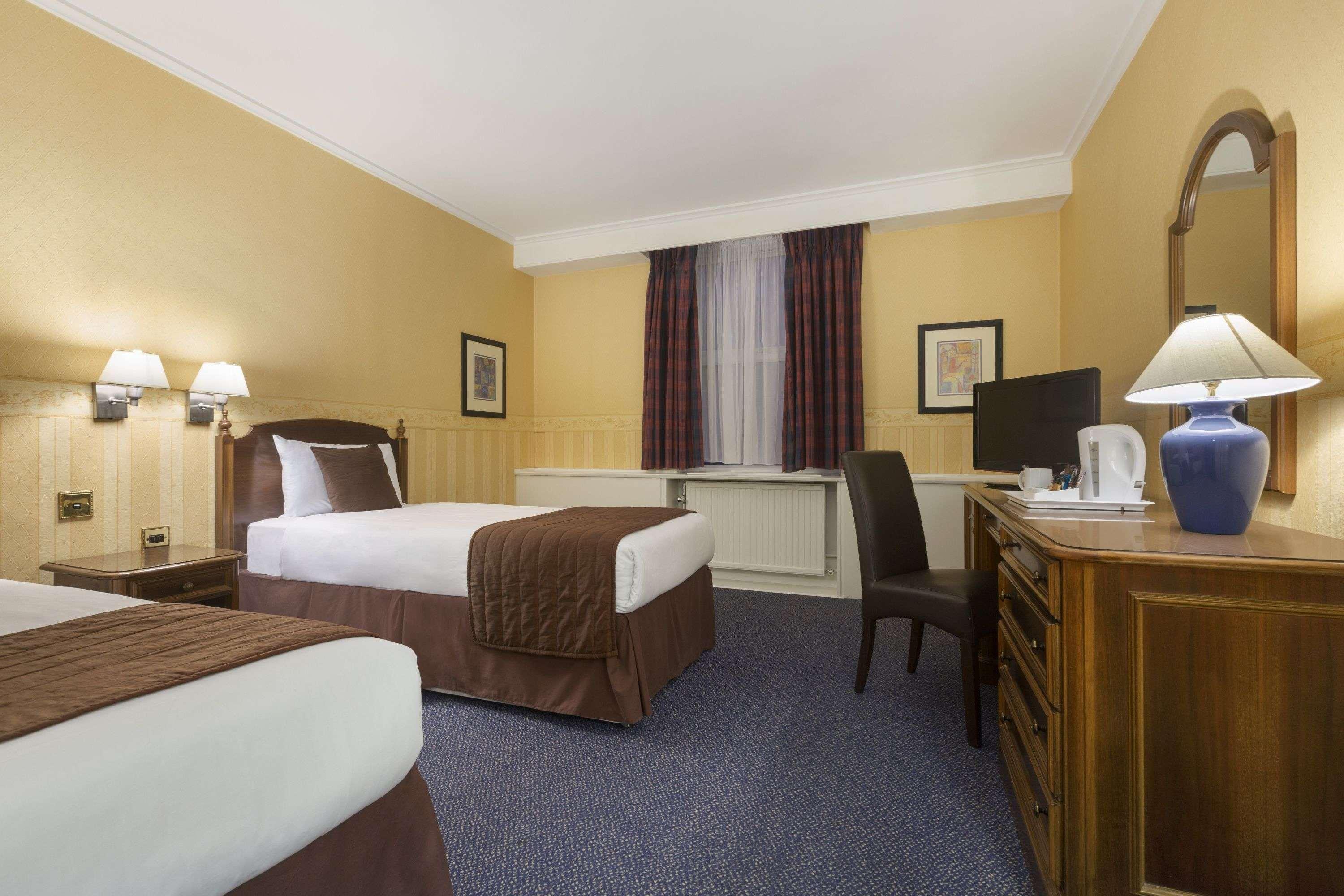 Ramada Crawley-Gatwick Hotel Bagian luar foto