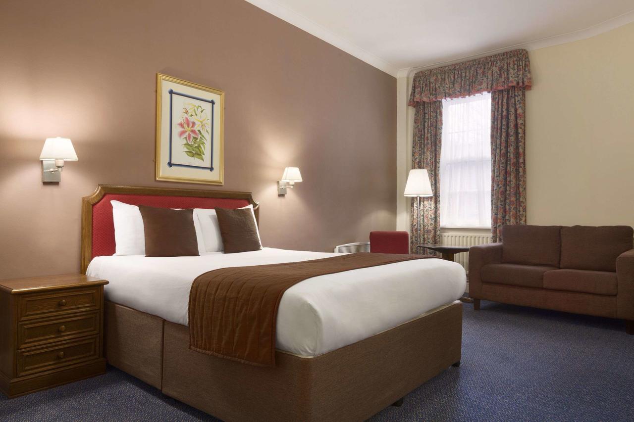 Ramada Crawley-Gatwick Hotel Bagian luar foto