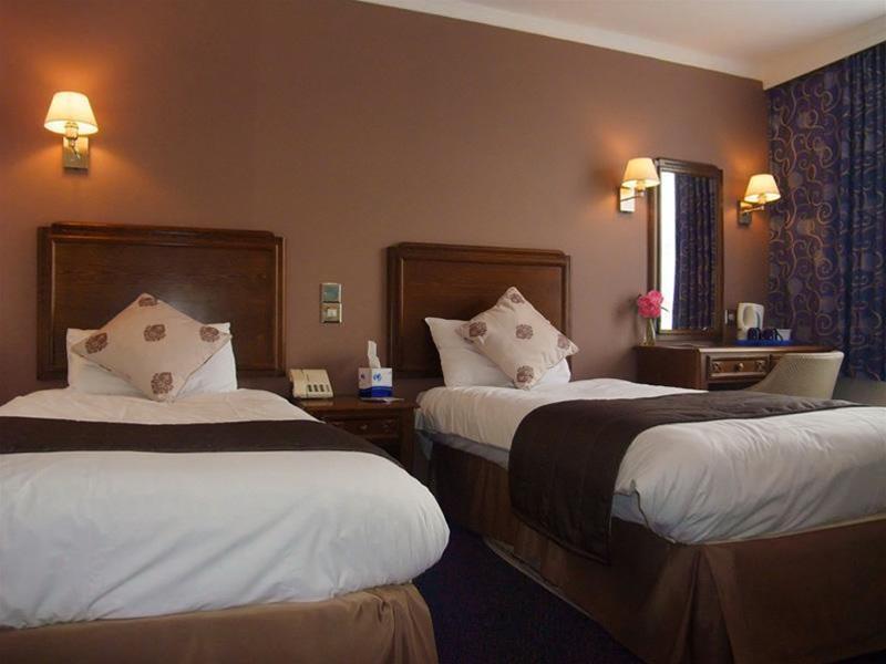 Ramada Crawley-Gatwick Hotel Bagian luar foto