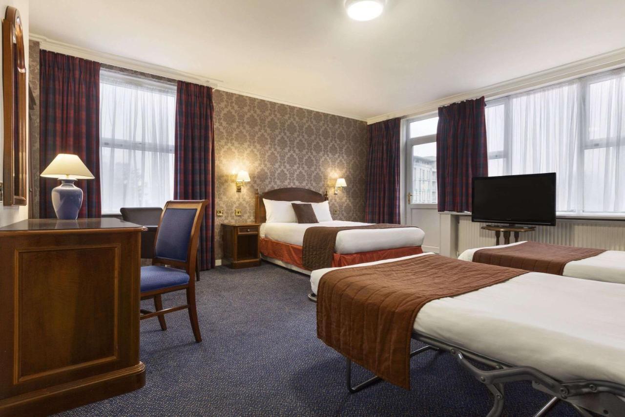 Ramada Crawley-Gatwick Hotel Bagian luar foto