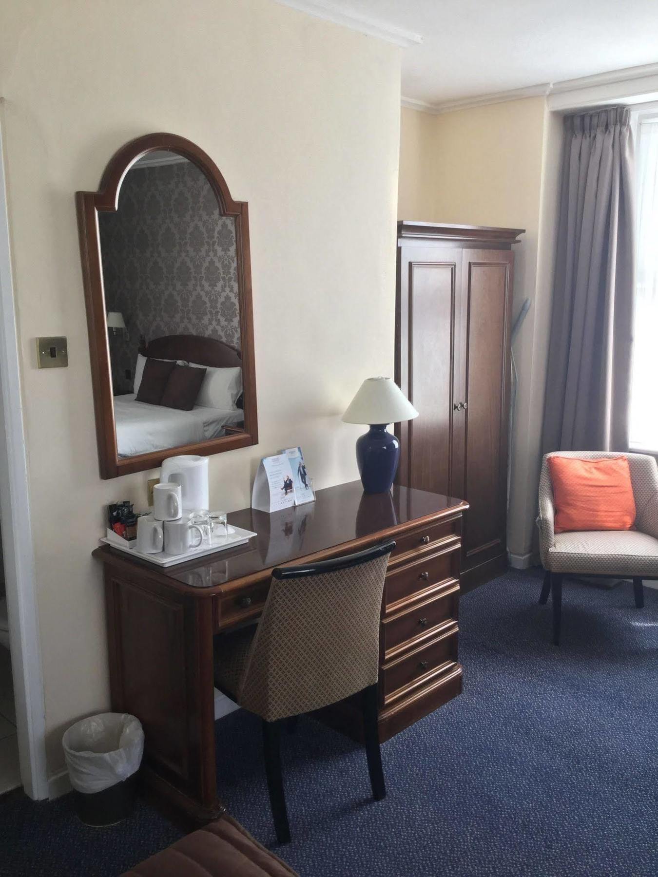 Ramada Crawley-Gatwick Hotel Bagian luar foto