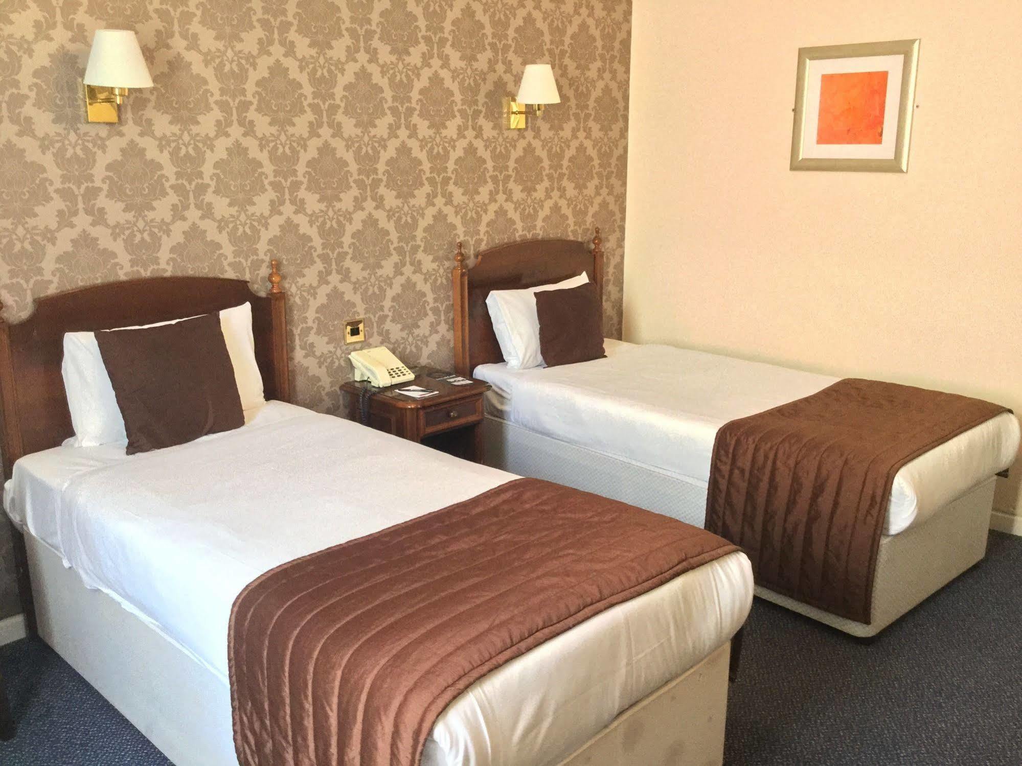 Ramada Crawley-Gatwick Hotel Bagian luar foto