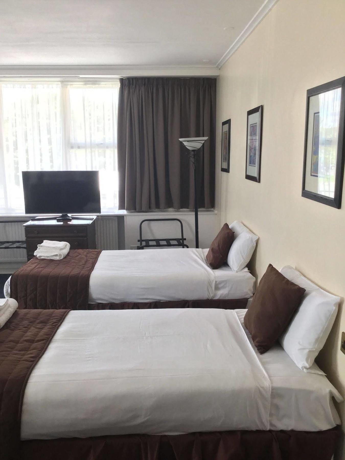 Ramada Crawley-Gatwick Hotel Bagian luar foto