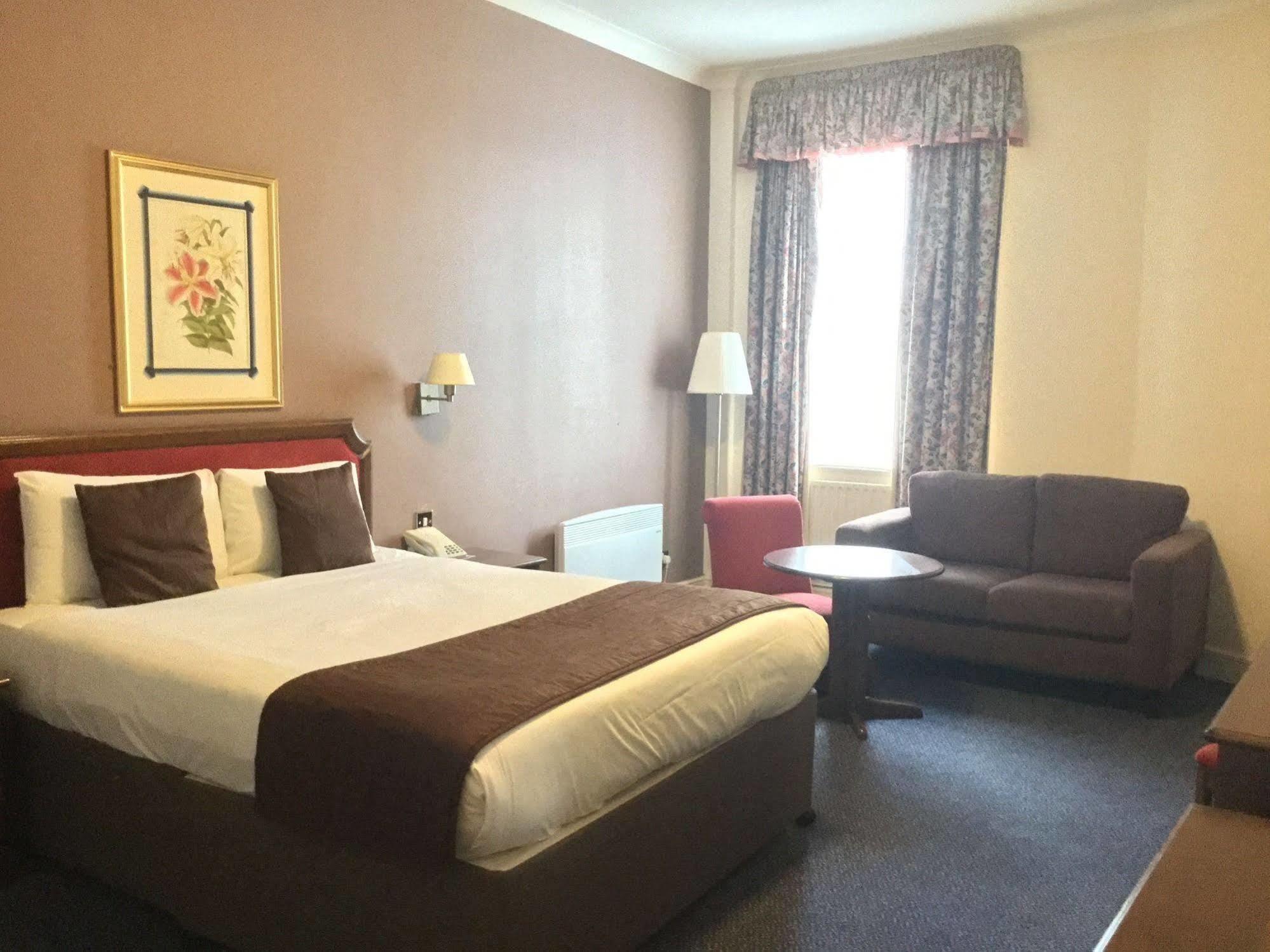 Ramada Crawley-Gatwick Hotel Bagian luar foto