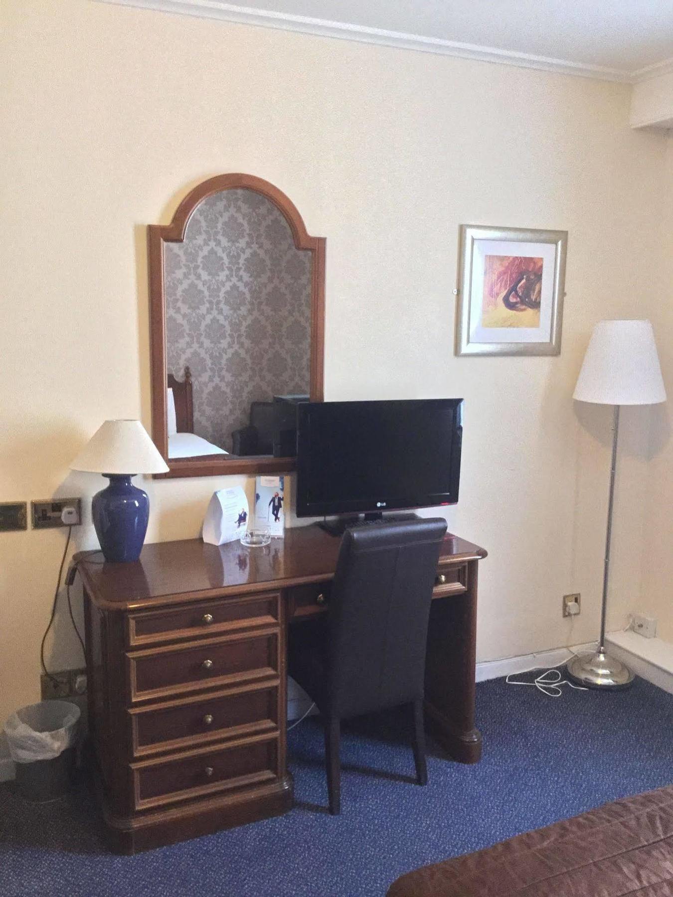 Ramada Crawley-Gatwick Hotel Bagian luar foto