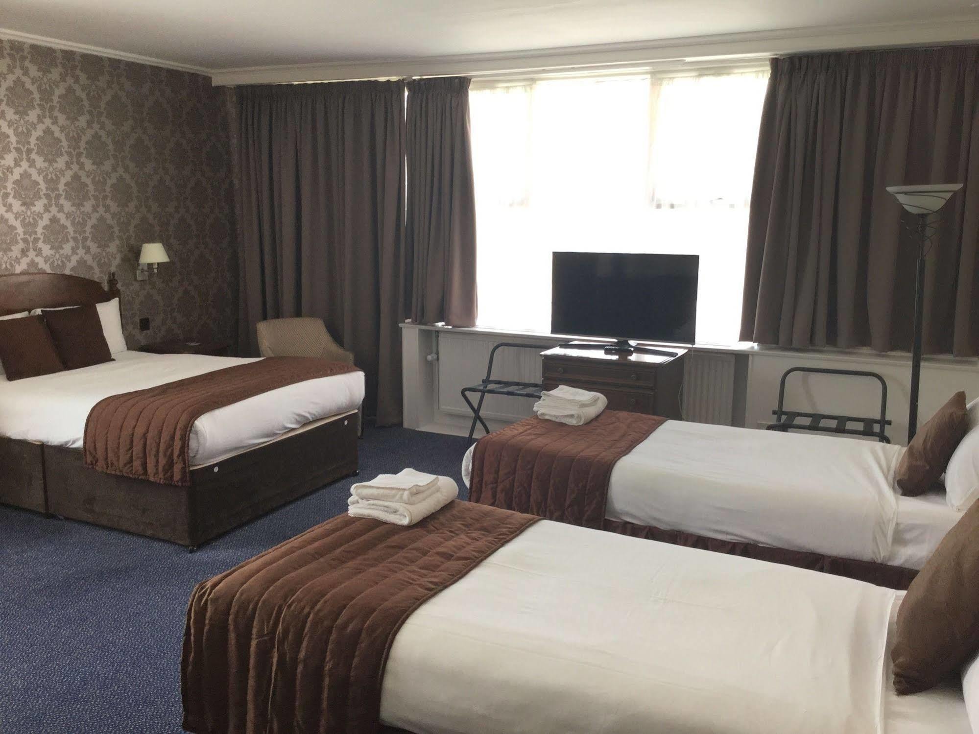 Ramada Crawley-Gatwick Hotel Bagian luar foto