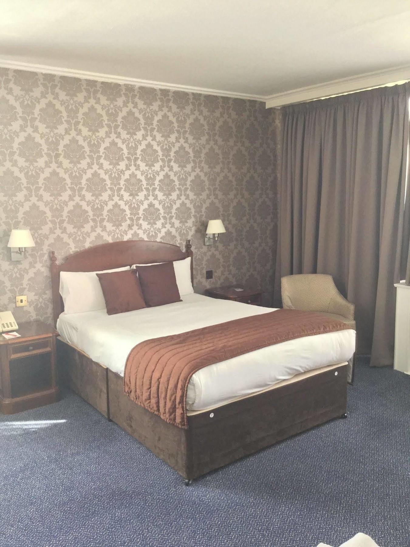 Ramada Crawley-Gatwick Hotel Bagian luar foto