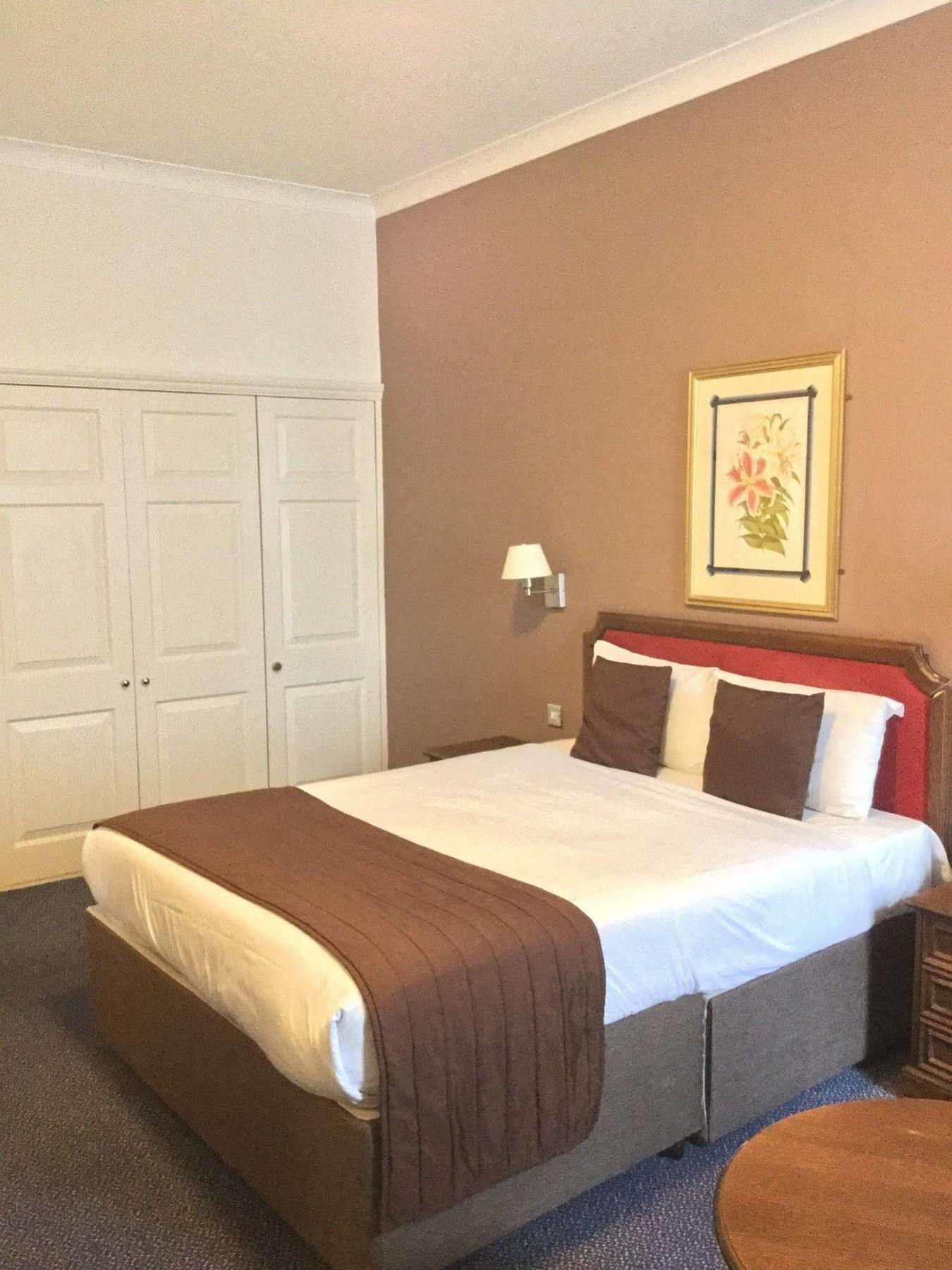 Ramada Crawley-Gatwick Hotel Bagian luar foto