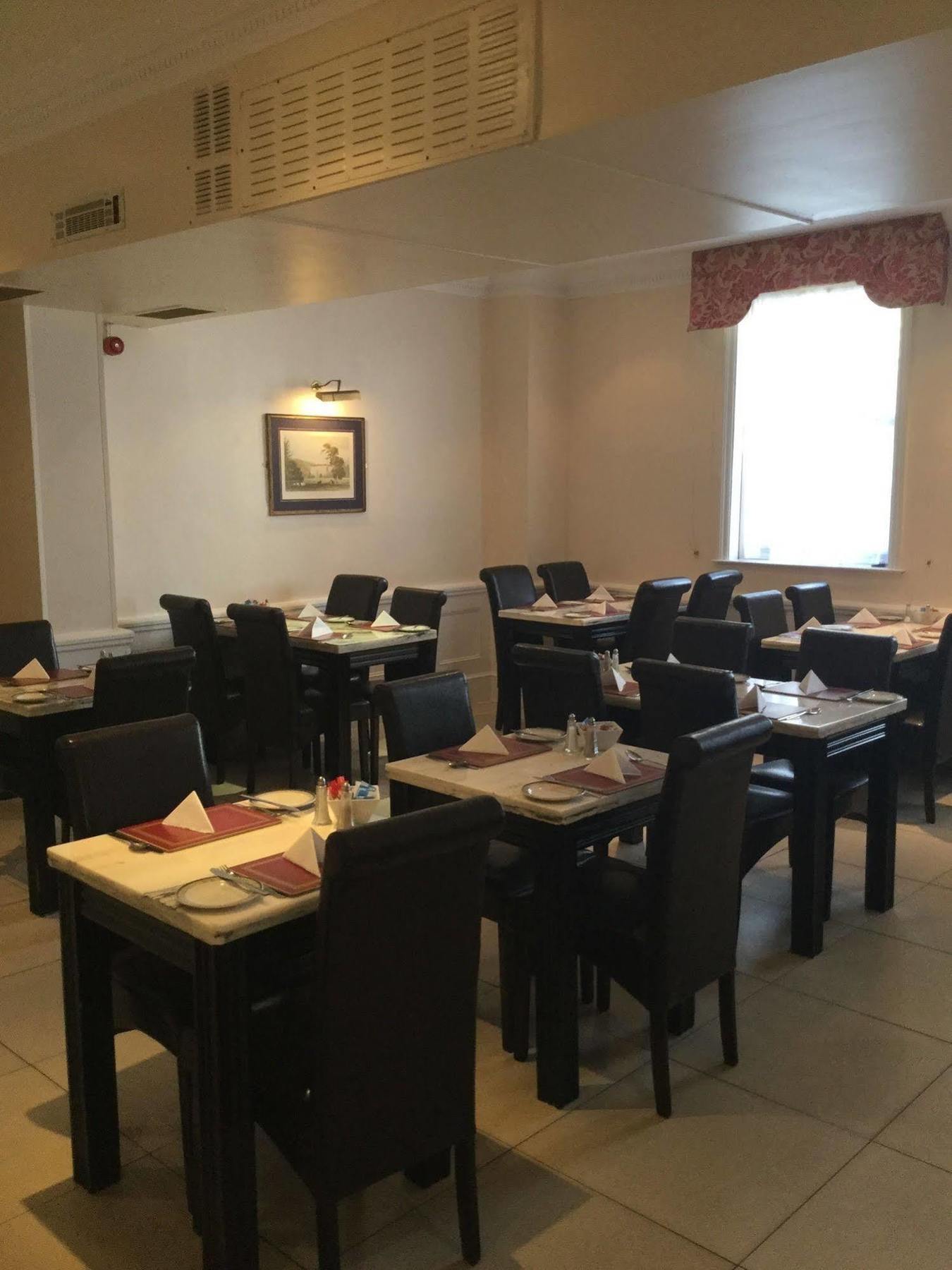 Ramada Crawley-Gatwick Hotel Bagian luar foto