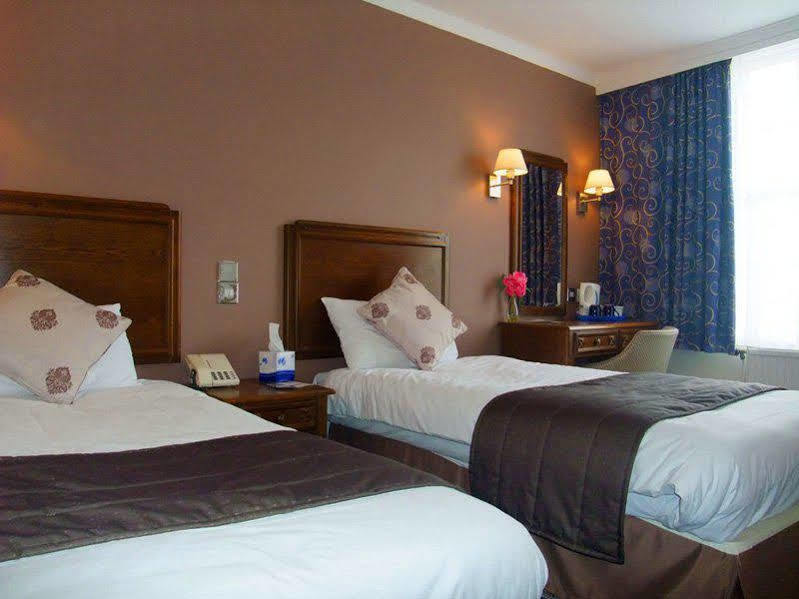 Ramada Crawley-Gatwick Hotel Bagian luar foto