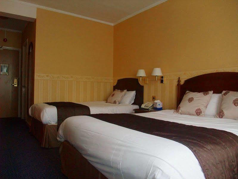 Ramada Crawley-Gatwick Hotel Bagian luar foto